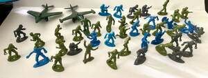 Vintage MPC Ring Hand Plastic Army Men Toy Soldier Figures Lot with Toy Airplane